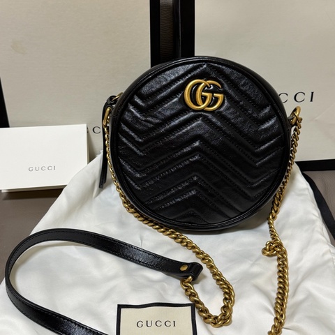 GUCCI 經典GG Marmont 仿舊金色LOGO小牛皮圓形拉鍊斜背包(迷你