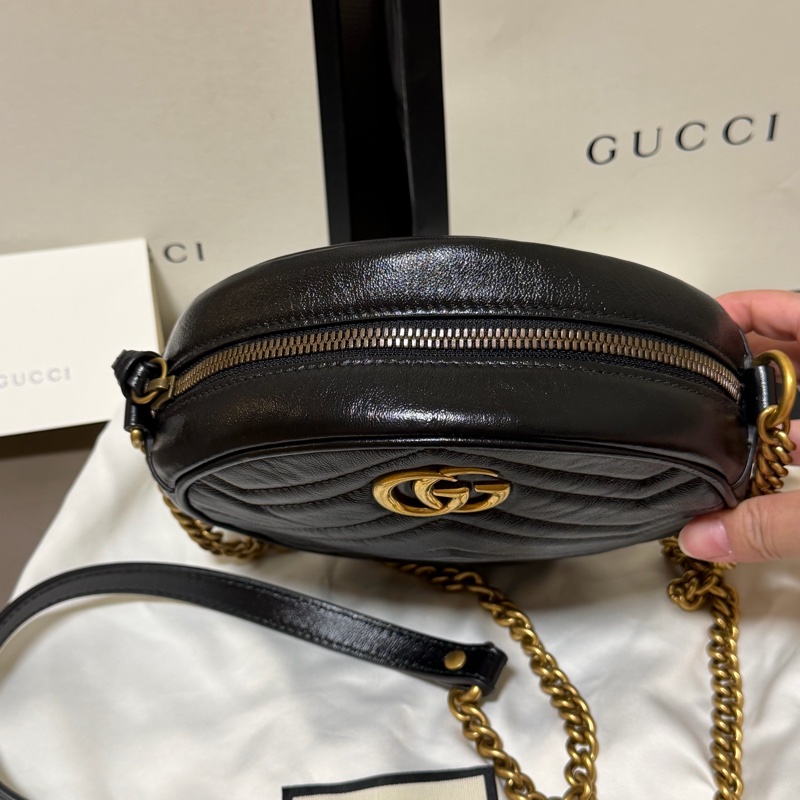 GUCCI 經典GG Marmont 仿舊金色LOGO小牛皮圓形拉鍊斜背包(迷你-1