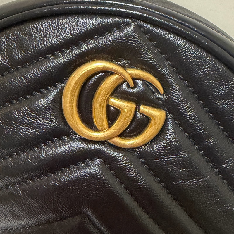 GUCCI 經典GG Marmont 仿舊金色LOGO小牛皮圓形拉鍊斜背包(迷你-2