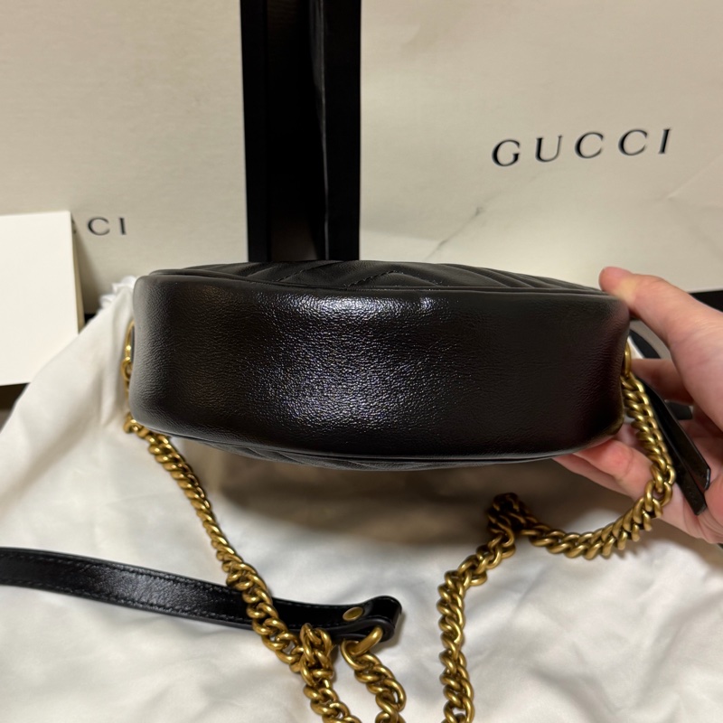 GUCCI 經典GG Marmont 仿舊金色LOGO小牛皮圓形拉鍊斜背包(迷你-4