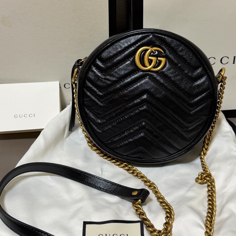 GUCCI 經典GG Marmont 仿舊金色LOGO小牛皮圓形拉鍊斜背包(迷你-9