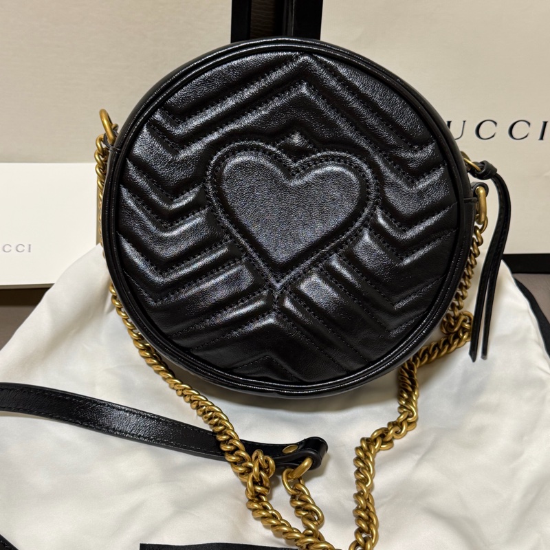 GUCCI 經典GG Marmont 仿舊金色LOGO小牛皮圓形拉鍊斜背包(迷你-10