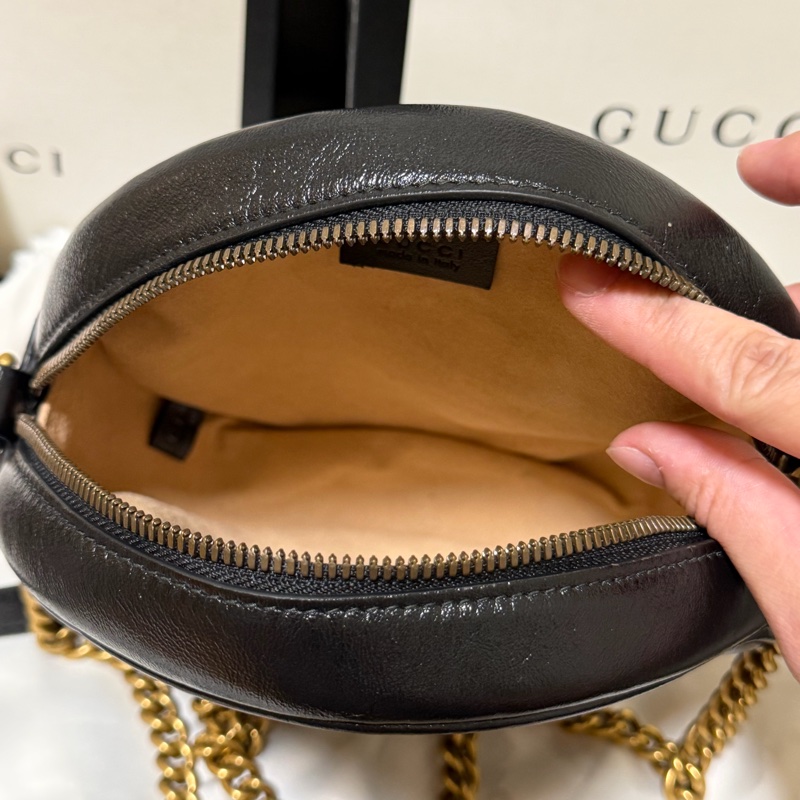 GUCCI 經典GG Marmont 仿舊金色LOGO小牛皮圓形拉鍊斜背包(迷你-12