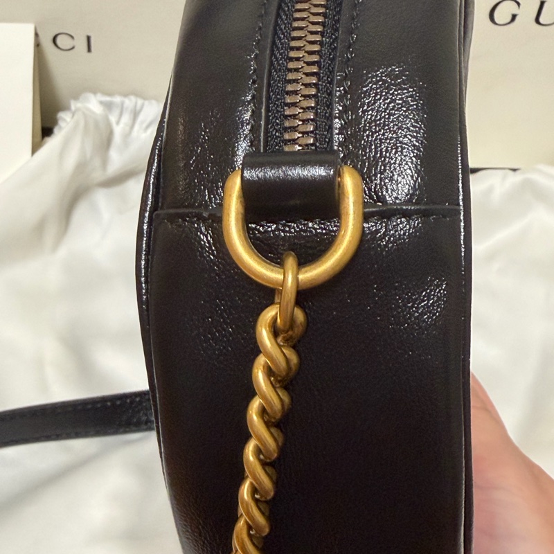 GUCCI 經典GG Marmont 仿舊金色LOGO小牛皮圓形拉鍊斜背包(迷你-15