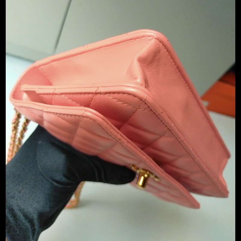 Chanel 金鍊珠光粉皮菱格WOC-10