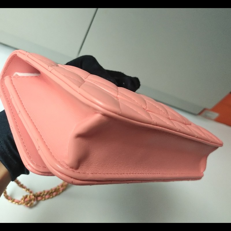 Chanel 金鍊珠光粉皮菱格WOC-11