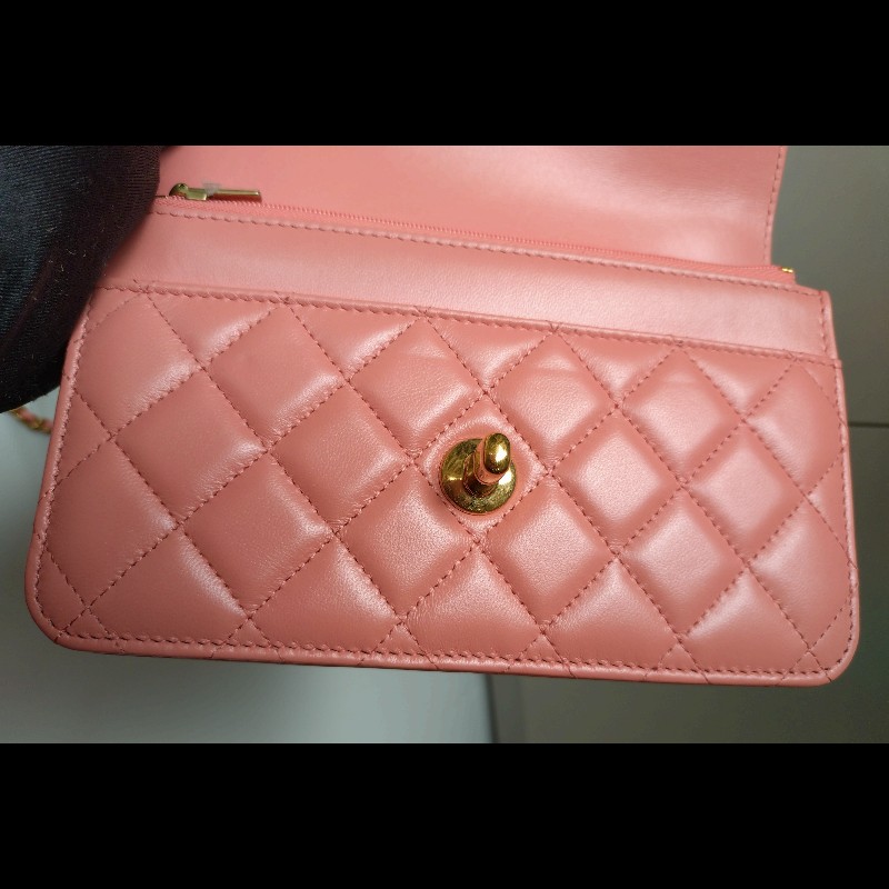 Chanel 金鍊珠光粉皮菱格WOC-26