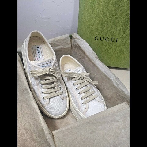 Gucci 厚底休閒米白經典GG Logo帆布

鞋36.5-37.5碼
