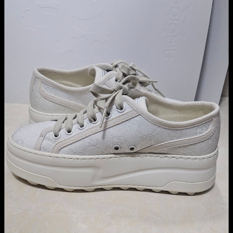 Gucci 厚底休閒米白經典GG Logo帆布

鞋36.5-37.5碼-7