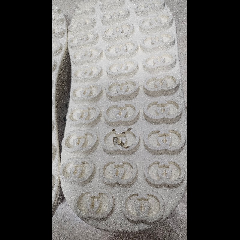 Gucci 厚底休閒米白經典GG Logo帆布

鞋36.5-37.5碼-14