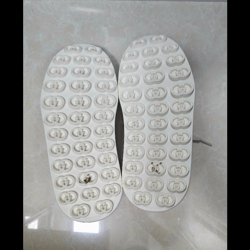 Gucci 厚底休閒米白經典GG Logo帆布

鞋36.5-37.5碼-20