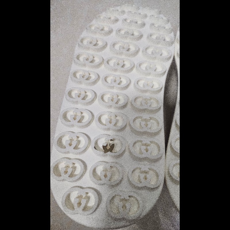 Gucci 厚底休閒米白經典GG Logo帆布

鞋36.5-37.5碼-21