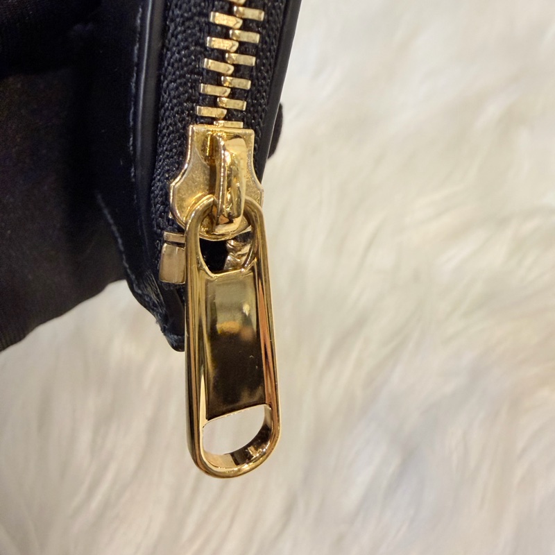 Gucci 黑色牛皮拉鏈零錢包-23