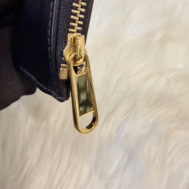 Gucci 黑色牛皮拉鏈零錢包-24