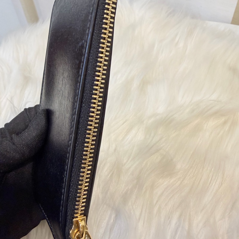Gucci 黑色牛皮拉鏈零錢包-25