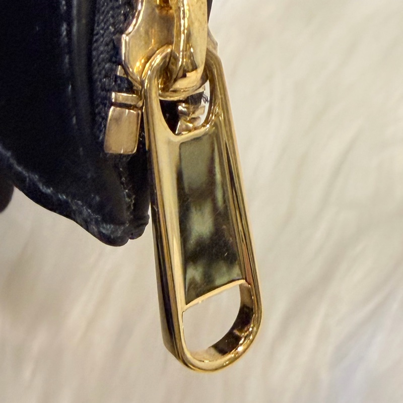 Gucci 黑色牛皮拉鏈零錢包-29