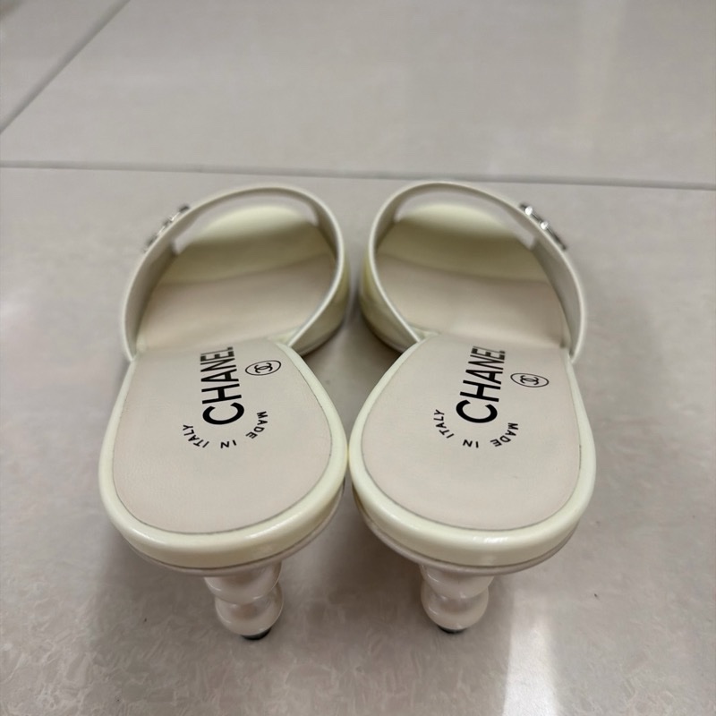 香奈兒 高跟露趾珍珠跟涼鞋~小羊皮象牙白 EU36-1
