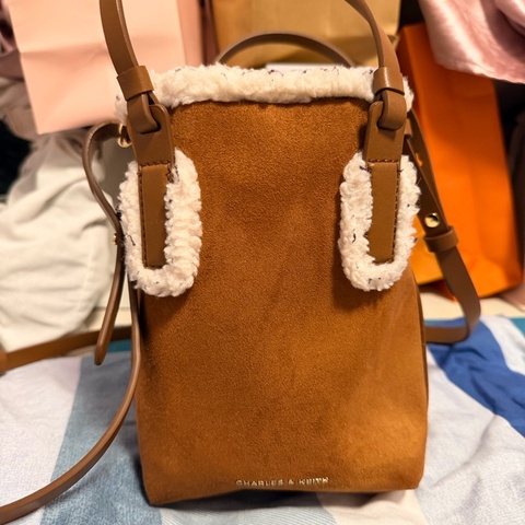 CHARLES & KEITH冬季限定斜背包