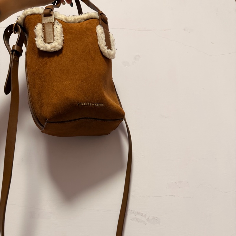 CHARLES & KEITH冬季限定斜背包-3