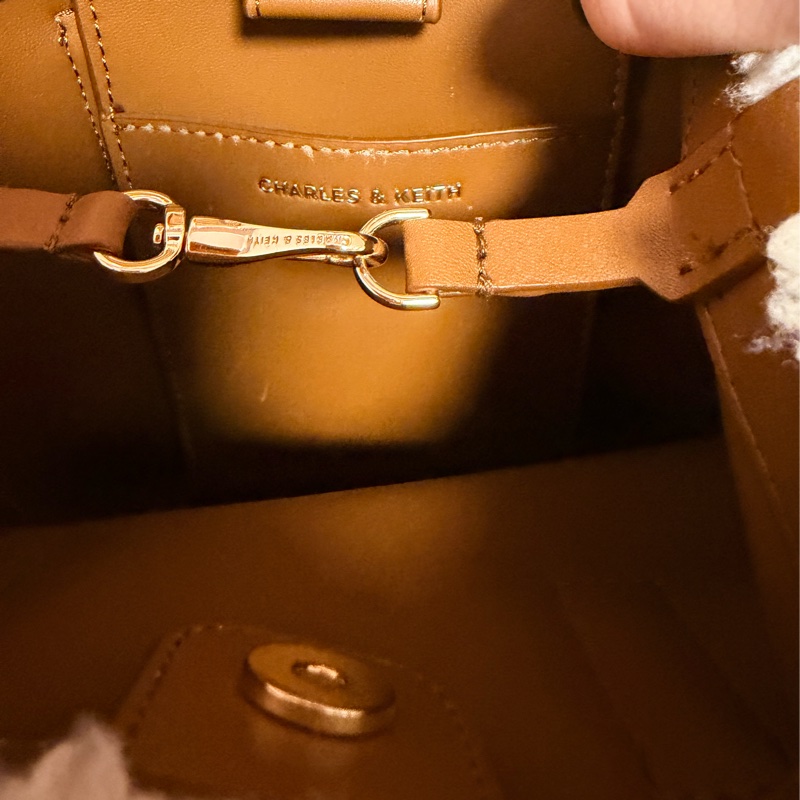 CHARLES & KEITH冬季限定斜背包-4