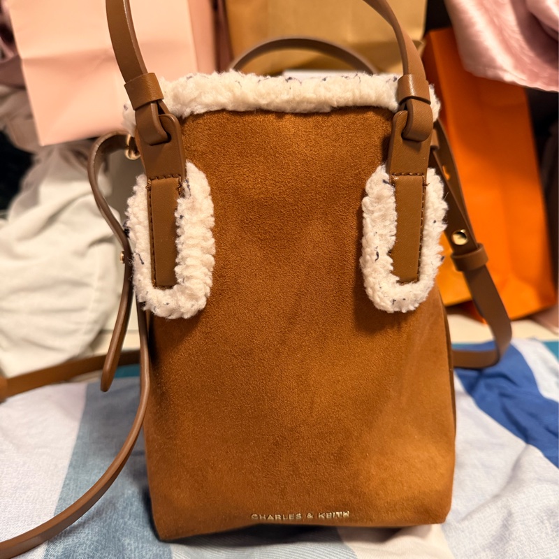 CHARLES & KEITH冬季限定斜背包-5