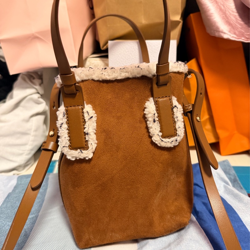 CHARLES & KEITH冬季限定斜背包-6