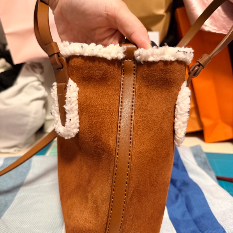 CHARLES & KEITH冬季限定斜背包-12