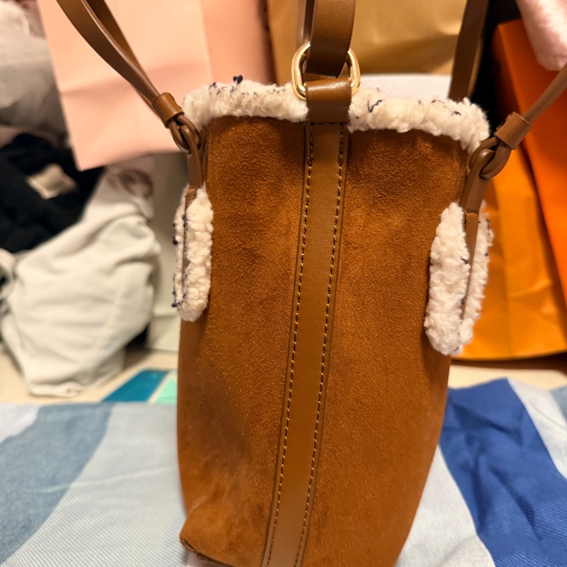 CHARLES & KEITH冬季限定斜背包-13