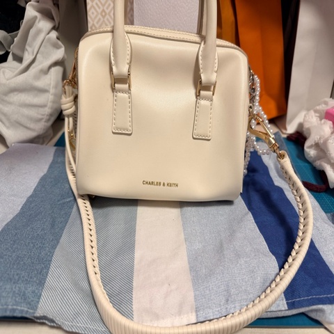 CHARLES & KEITH 白波士包 肩背包