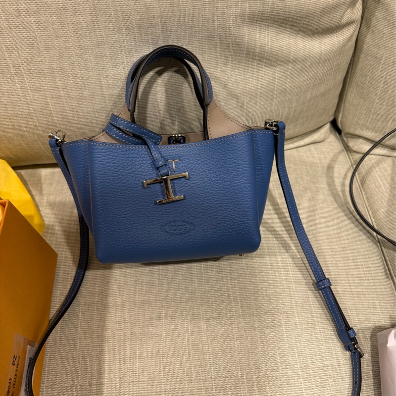 TOD’s APA寶藍斜背包-1
