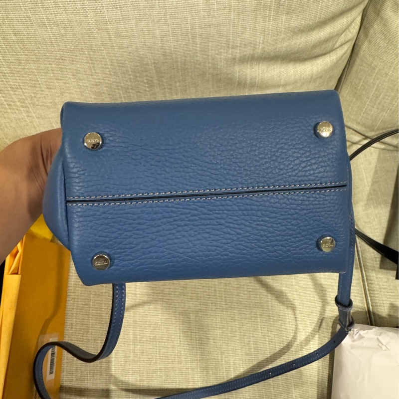 TOD’s APA寶藍斜背包-4