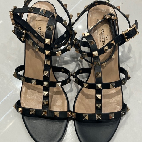 個人閒置 Valentino 華倫天奴黑色鉚釘涼鞋 37.5碼 正品保證，支持驗貨寶