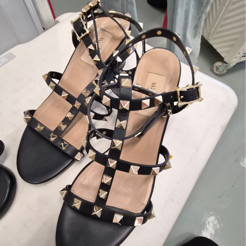 個人閒置 Valentino 華倫天奴黑色鉚釘涼鞋 37.5碼 正品保證，支持驗貨寶-1
