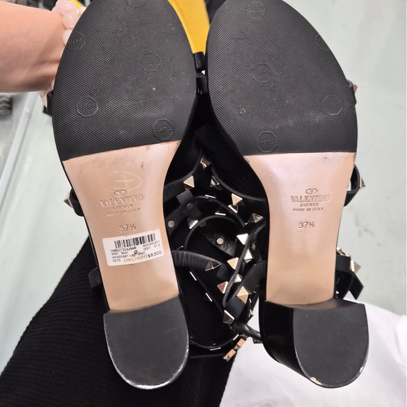 個人閒置 Valentino 華倫天奴黑色鉚釘涼鞋 37.5碼 正品保證，支持驗貨寶-2