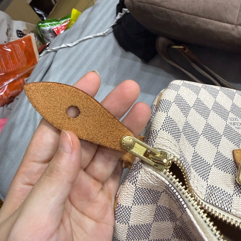 lv speedy 30 可側背 95成新以上 邊角如圖 白棋盤格-19