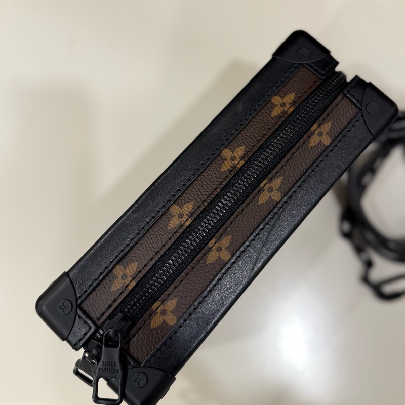(520送禮首選🙆🏻♀️)LOUIS VUITTON路易威登LVSoft Trunk Monogram Tuftage 單肩包-3
