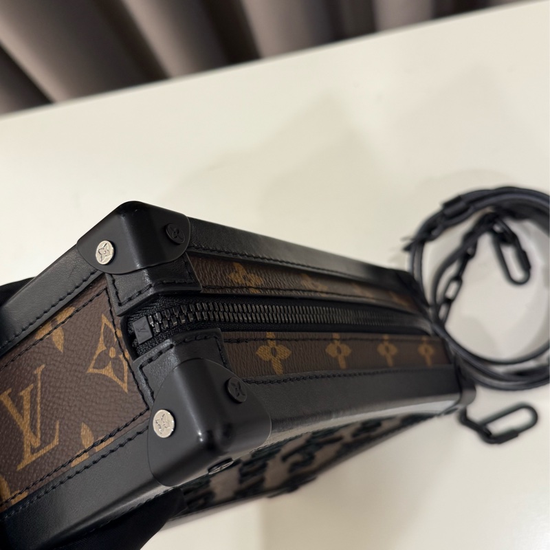 (520送禮首選🙆🏻♀️)LOUIS VUITTON路易威登LVSoft Trunk Monogram Tuftage 單肩包-4