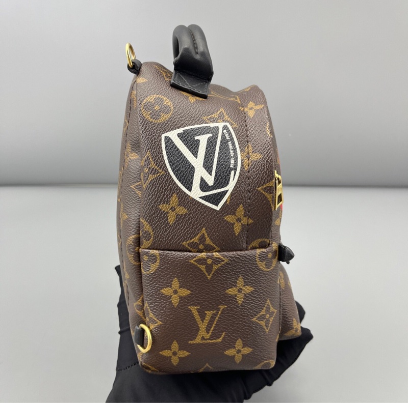 【絕版圖案😆極難撞包💓全網最低價✨】LV 限量徽章款印花mini雙肩包-5