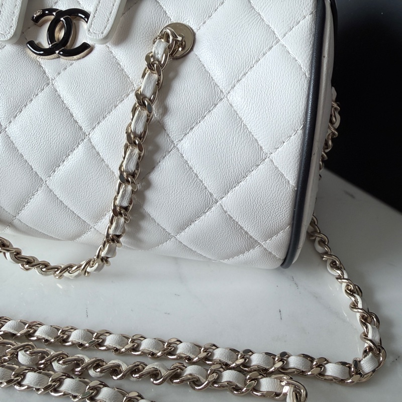 Chanel✨AP4515 2026櫃上新款 黑滾邊保齡球包鏈條包白雪公主包圓筒包 台灣購證-12