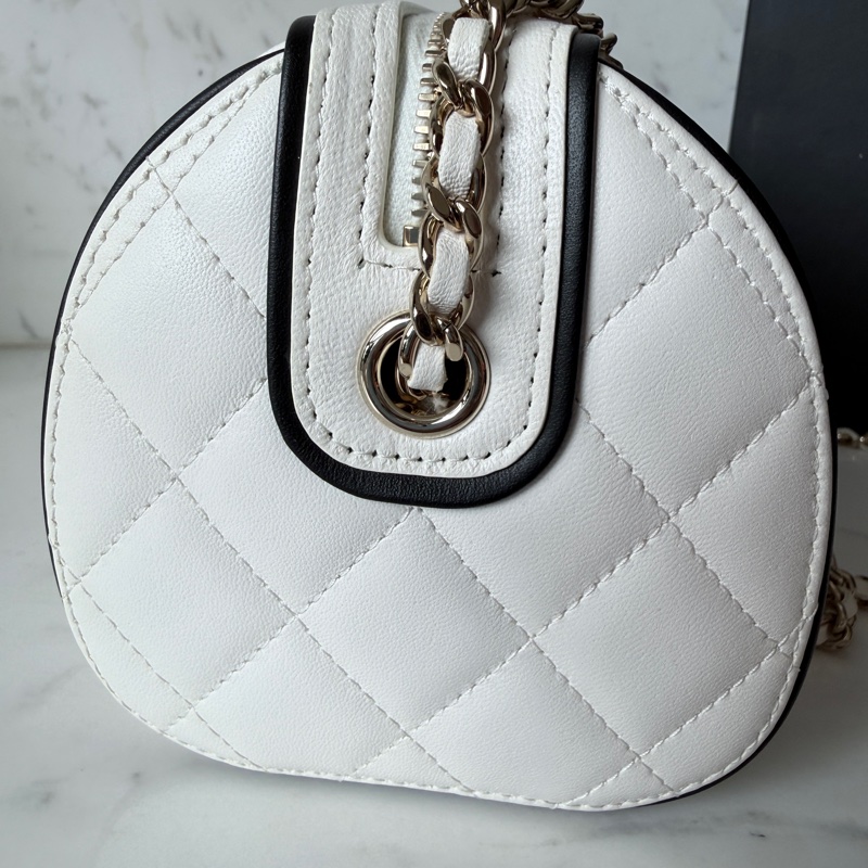 Chanel✨AP4515 2026櫃上新款 黑滾邊保齡球包鏈條包白雪公主包圓筒包 台灣購證-16