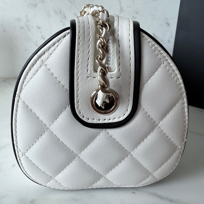 Chanel✨AP4515 2026櫃上新款 黑滾邊保齡球包鏈條包白雪公主包圓筒包 台灣購證-17