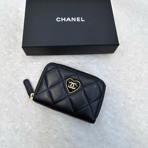香奈兒CHANEL黑色羊皮金釦愛心琺瑯釦ㄇ拉卡包AP3294 絕美限量收藏級小皮件 🖤