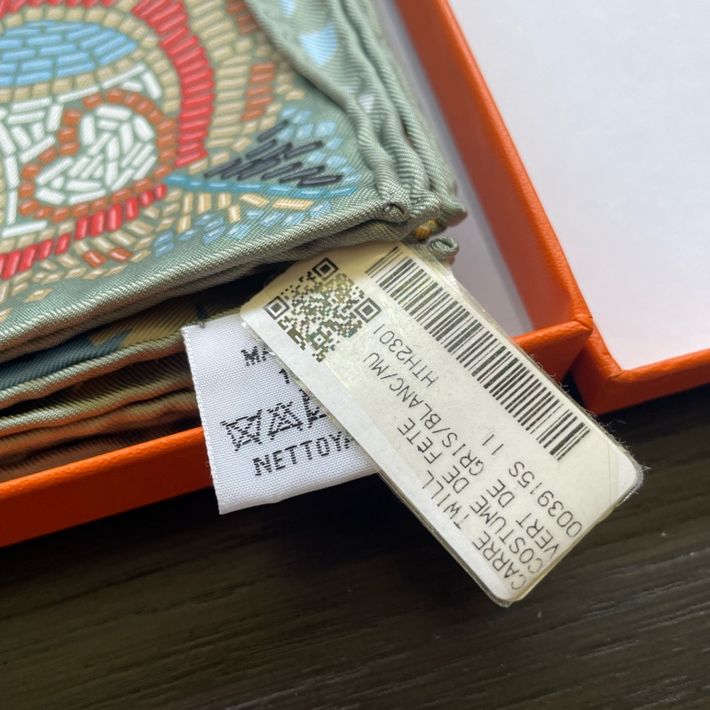 全新全配-Hermès 愛馬仕 經典 90x90 真絲斜紋方巾絲巾 Costume de Fete 節日盛裝 (全新帶吊牌/附原廠橘盒/紙袋)-4