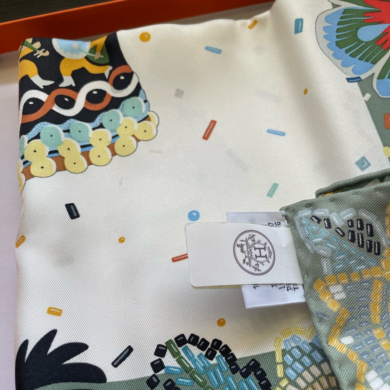 全新全配-Hermès 愛馬仕 經典 90x90 真絲斜紋方巾絲巾 Costume de Fete 節日盛裝 (全新帶吊牌/附原廠橘盒/紙袋)-5