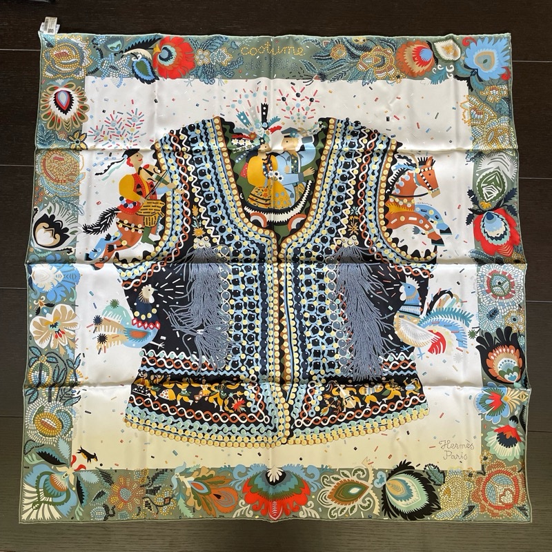 全新全配-Hermès 愛馬仕 經典 90x90 真絲斜紋方巾絲巾 Costume de Fete 節日盛裝 (全新帶吊牌/附原廠橘盒/紙袋)-9