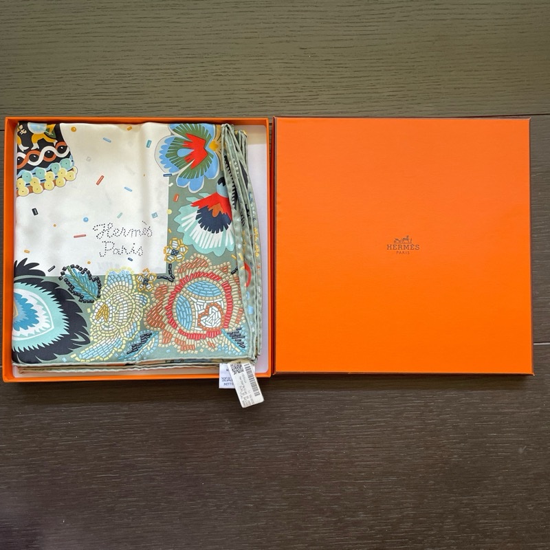 全新全配-Hermès 愛馬仕 經典 90x90 真絲斜紋方巾絲巾 Costume de Fete 節日盛裝 (全新帶吊牌/附原廠橘盒/紙袋)-10