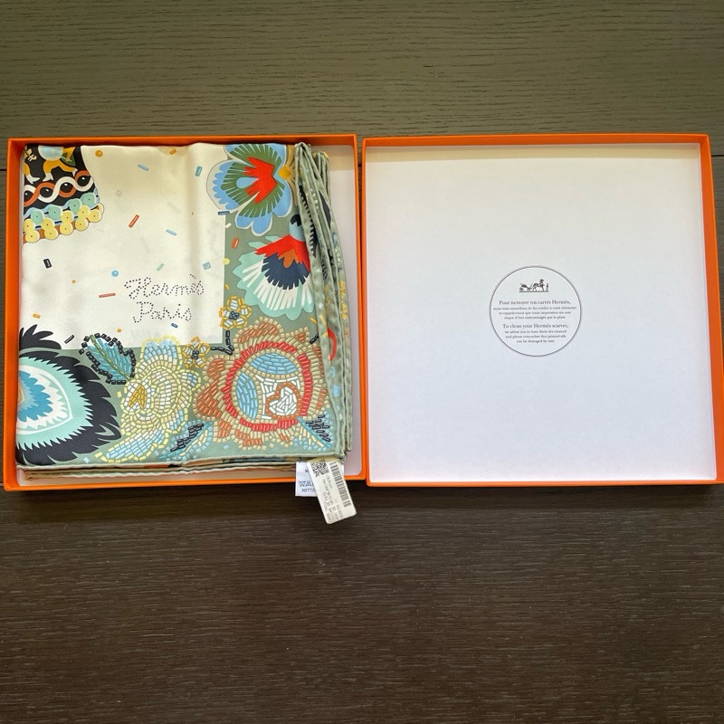 全新全配-Hermès 愛馬仕 經典 90x90 真絲斜紋方巾絲巾 Costume de Fete 節日盛裝 (全新帶吊牌/附原廠橘盒/紙袋)-11