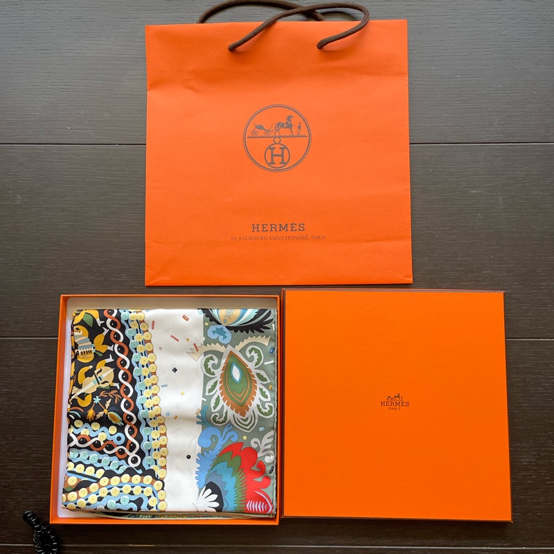 全新全配-Hermès 愛馬仕 經典 90x90 真絲斜紋方巾絲巾 Costume de Fete 節日盛裝 (全新帶吊牌/附原廠橘盒/紙袋)-8