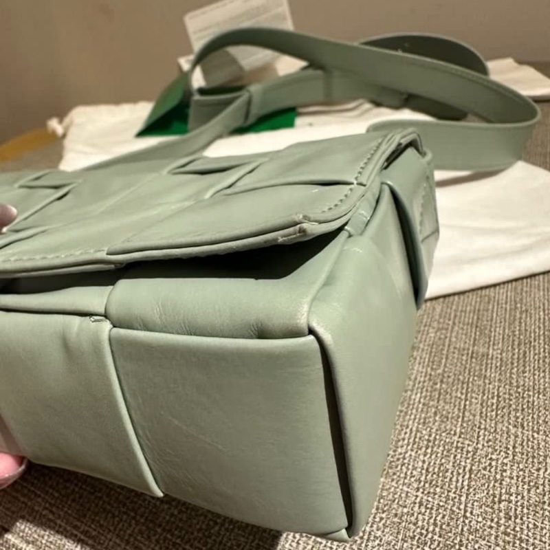 BOTTEGA VENETA Cassette 15格 牛油果綠 牛皮 BV-10