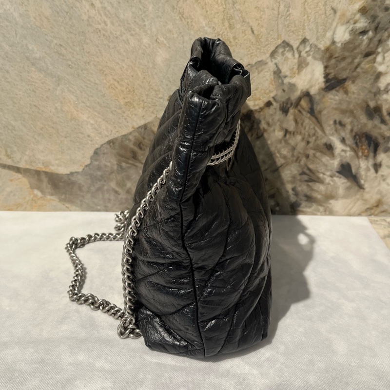 Balenciga黑銀抓皺羊皮束口水桶包-1